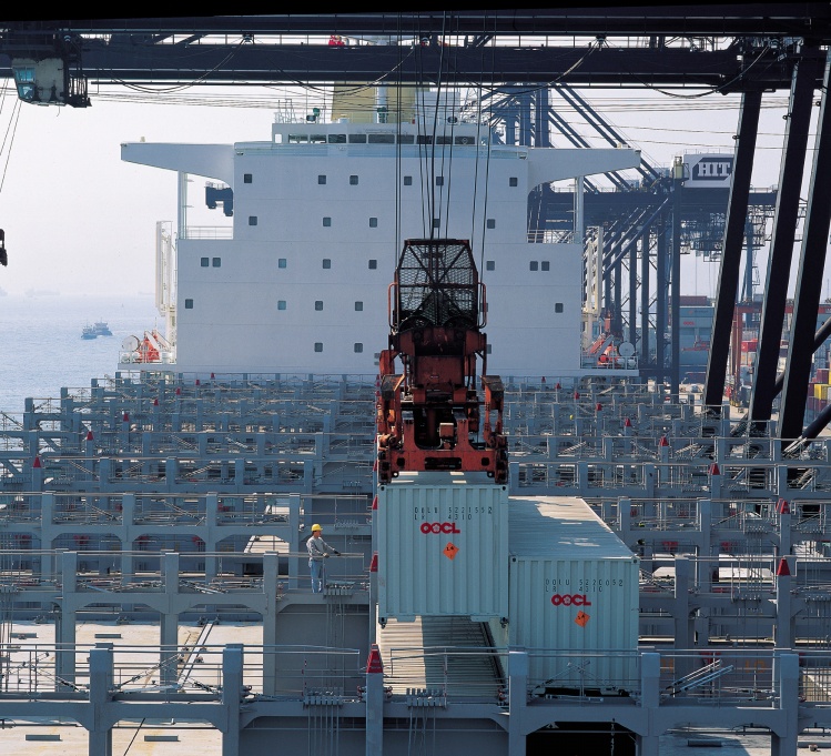 Loading and discharging containers